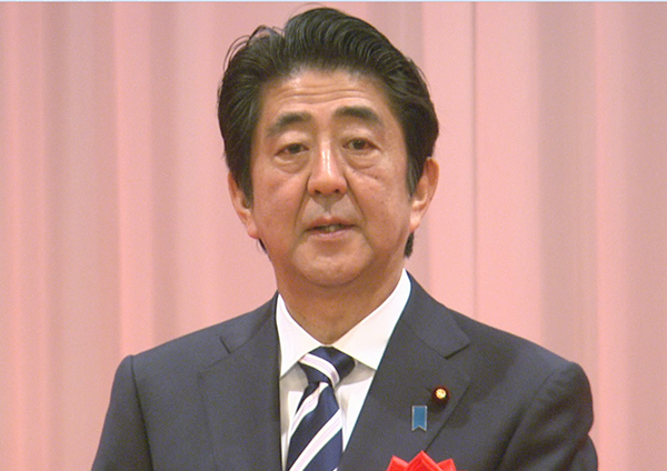 安倍总理在皇太子和太子妃殿下的莅临之下，出席了在东京都内举行的“GEA国际会议2015”。