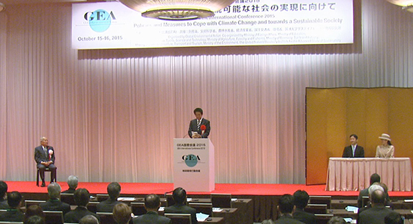安倍总理在皇太子和太子妃殿下的莅临之下，出席了在东京都内举行的“GEA国际会议2015”。