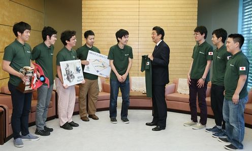 安倍总理在总理大臣官邸接受了亚广联（ABU）亚太地区机器人大赛日本代表队的拜访。