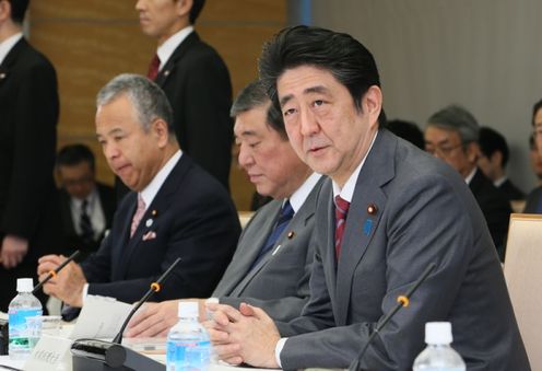 安倍总理在总理大臣官邸召开了第18次国家战略特别区域咨询会议。