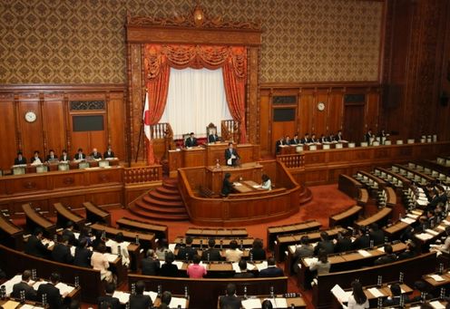 安倍总理出席了参议院全体会议。