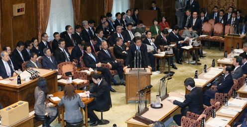 安倍总理出席了参议院预算委员会。