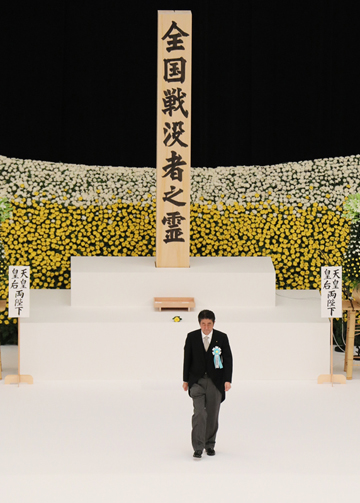 在天皇和皇后两位陛下的莅临之下，安倍总理出席了在日本武道馆举行的全国战殁者追悼仪式。