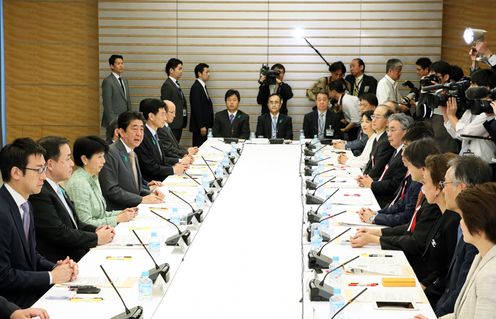 安倍总理在总理大臣官邸出席了第28次规制改革推进会议。