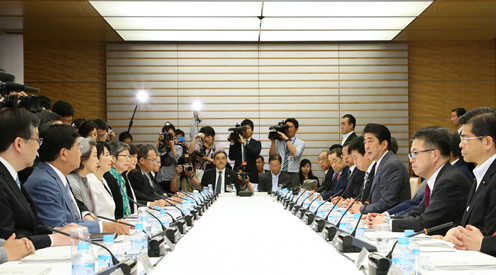 安倍总理在总理大臣官邸召开了知识产权战略本部会议。