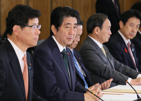安倍总理在总理大臣官邸召开了第14次复兴推进会议。