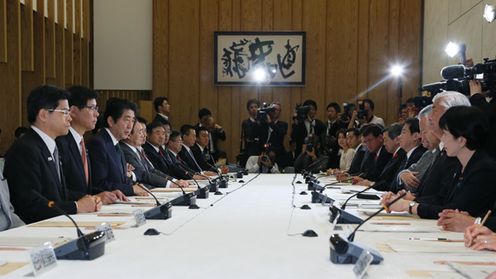 安倍总理在总理大臣官邸召开了第14次复兴推进会议。