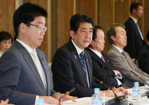 安倍总理在总理大臣官邸召开了第3次“工作方式改革实现会议”。