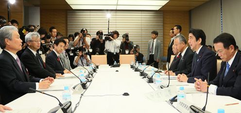 安倍总理在总理大臣官邸召开了2015年第16次经济财政咨询会议。