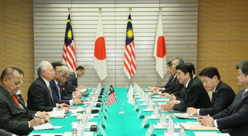 安倍总理在总理大臣官邸与马来西亚总理纳吉布・拉扎克举行了首脑会谈等。