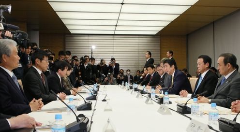 安倍总理在总理大臣官邸召开了第5次未来投资会议。