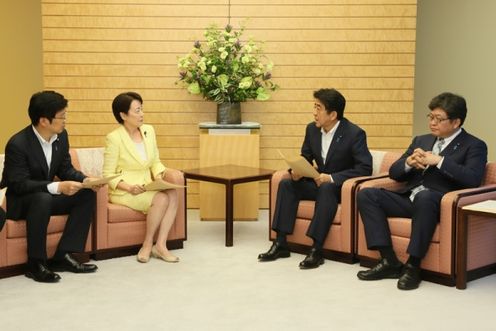 安倍总理在总理大臣官邸接受了自由民主党“北朝鲜绑架问题对策本部・外交部会”的要求。