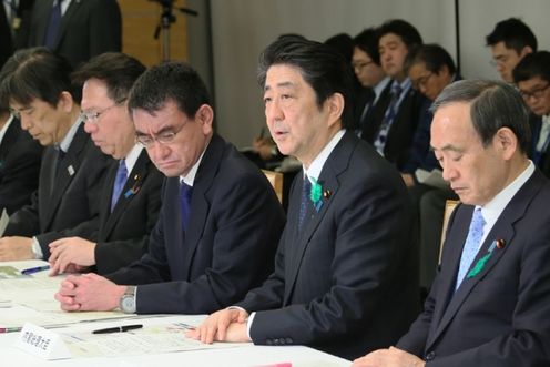 安倍总理在总理大臣官邸出席了“2016年震源在熊本县熊本地区的地震紧急灾害对策本部会议”（第6次）。