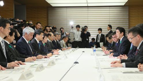 安倍总理在总理大臣官邸出席了“2016年震源在熊本县熊本地区的地震紧急灾害对策本部会议”（第6次）。