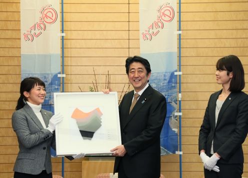 安倍总理在总理大臣官邸接受了“加古川棉花项目”赠送的纪念品。