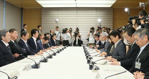 安倍总理在总理大臣官邸出席了有关每月例行经济报告等的相关阁僚会议。
