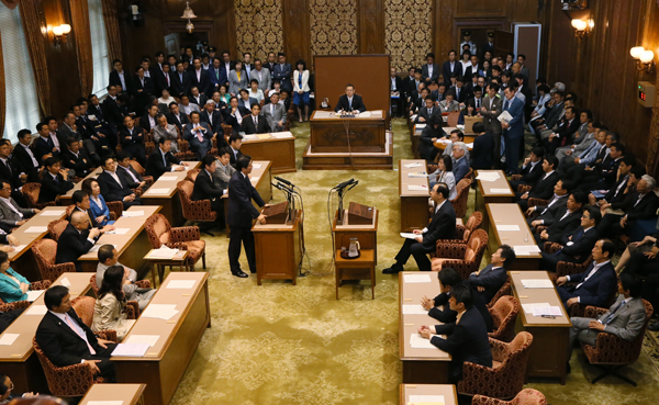 安倍总理在国家基本政策委员会两院联合审查会上进行了党首讨论。