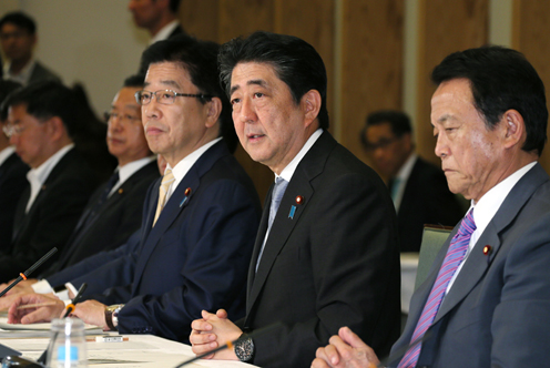 安倍总理在总理大臣官邸召开了第1次“日本一亿总活跃计划”后续会议。