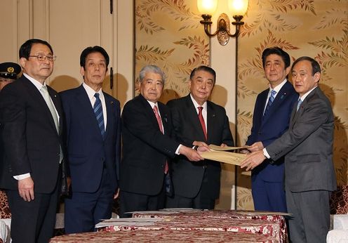 安倍总理在国会内与众议院议长大岛理森以及副议长川端达夫、参议院议长伊达忠一以及副议长郡司彰举行了会谈。