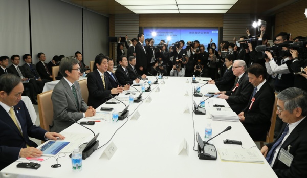 安倍总理在总理大臣官邸召开了第2次国际金融经济分析会议。