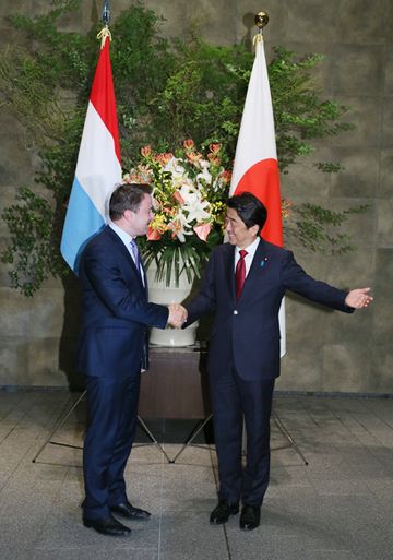 安倍总理在总理大臣官邸举行了日本和卢森堡首脑会谈等。