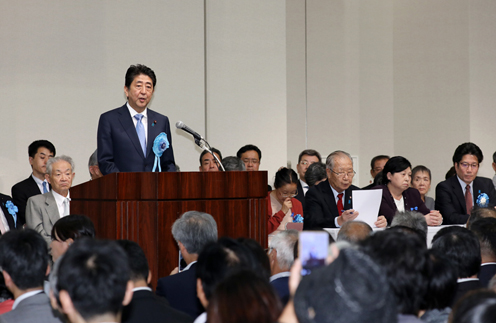 安倍总理在东京都内与北朝鲜绑架受害者家属举行了恳谈,并出席了“仍未结束、坚持到底,通过制裁与国际合作实现救出全员!国民大集会”。