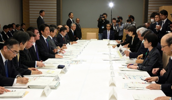 安倍总理在总理大臣官邸出席了“2016年震源在熊本县熊本地区的地震紧急灾害对策本部会议”（第8次）。