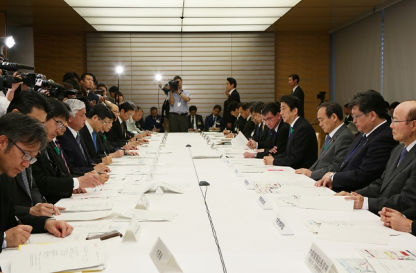 安倍总理在总理大臣官邸出席了“2016年震源在熊本县熊本地区的地震紧急灾害对策本部会议”（第7次）。