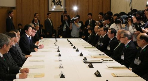 安倍总理在总理大臣官邸出席了第1次“2016年熊本地震灾民生活支援小组”。