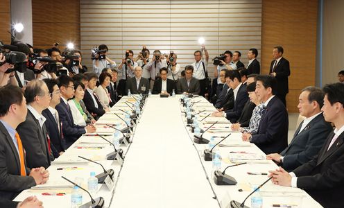 安倍总理在总理大臣官邸出席了第34次规制改革推进会议。