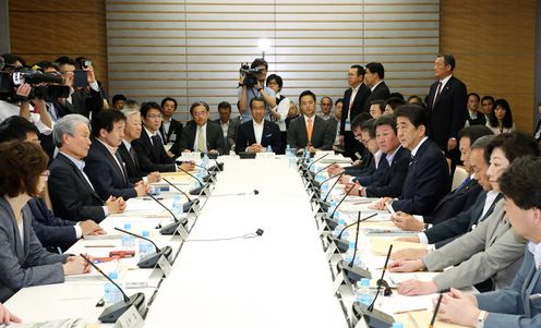 安倍总理在总理大臣官邸召开了第17次未来投资会议。