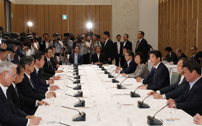 安倍总理在总理大臣官邸出席了政府执政党联络会议。