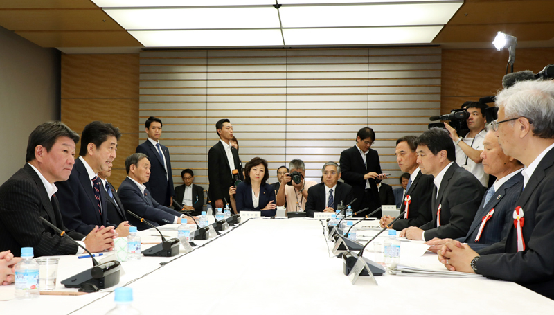 安倍总理在总理大臣官邸召开了2018年第8次经济财政咨询会议。