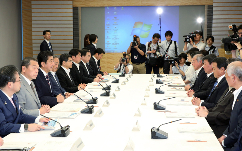 安倍总理在总理大臣官邸召开了第7次国土强韧化推进本部会议。