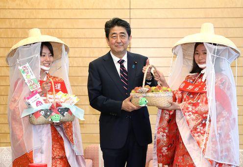 安倍总理在总理大臣官邸接受了和歌山县田边市市长真砂充敏及纪州梅之会“梅娘”等的拜访。
