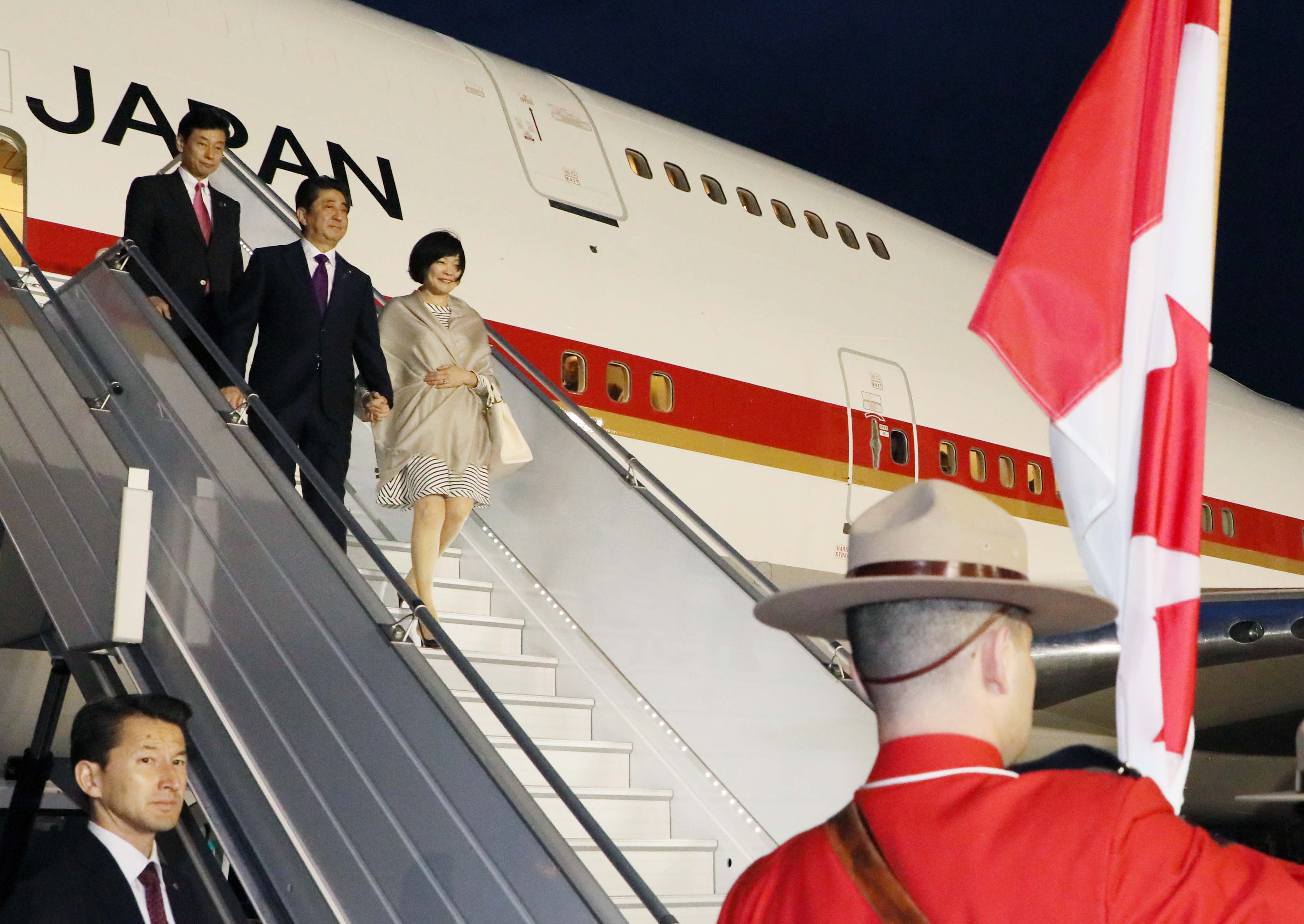 安倍总理抵达加拿大