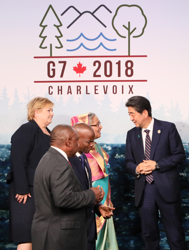 七国集团（G7）以及与扩大会议受邀国首脑的集体合影留念3