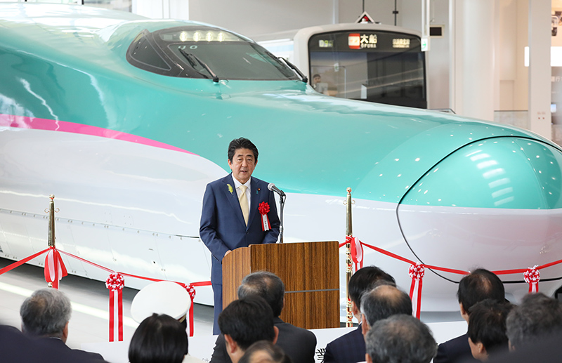 安倍总理访问了位于埼玉县埼玉市的铁道博物馆及位于埼玉县鸿巢市的保育设施。