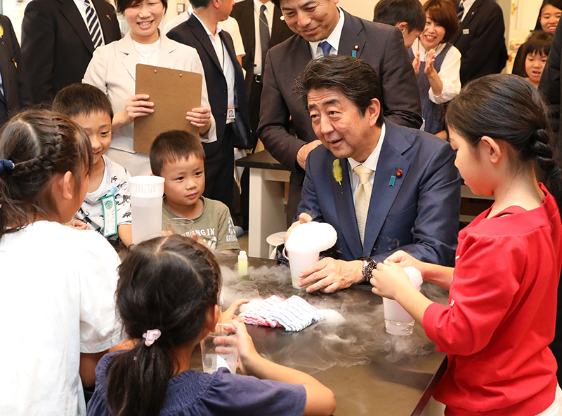安倍总理访问了位于埼玉县埼玉市的铁道博物馆及位于埼玉县鸿巢市的保育设施。
