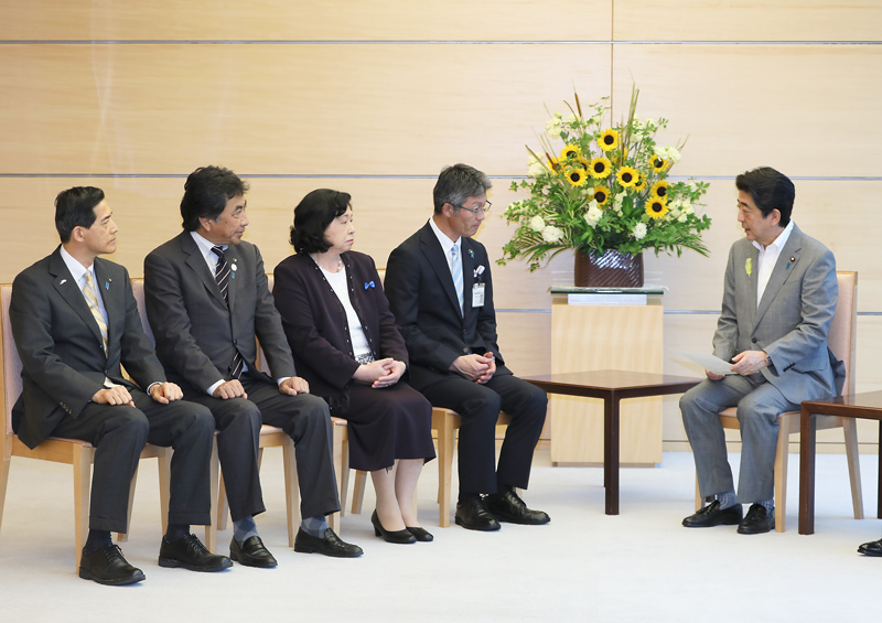 安倍总理在总理大臣官邸与被北朝鲜绑架受害者相关市联络会（柏崎市市长、佐渡市市长、小滨市市长）及曾我瞳女士进行了会面。