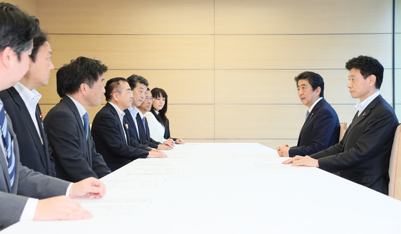 安倍总理在总理大臣官邸接收了自由民主党思考日本未来学习会的建议。