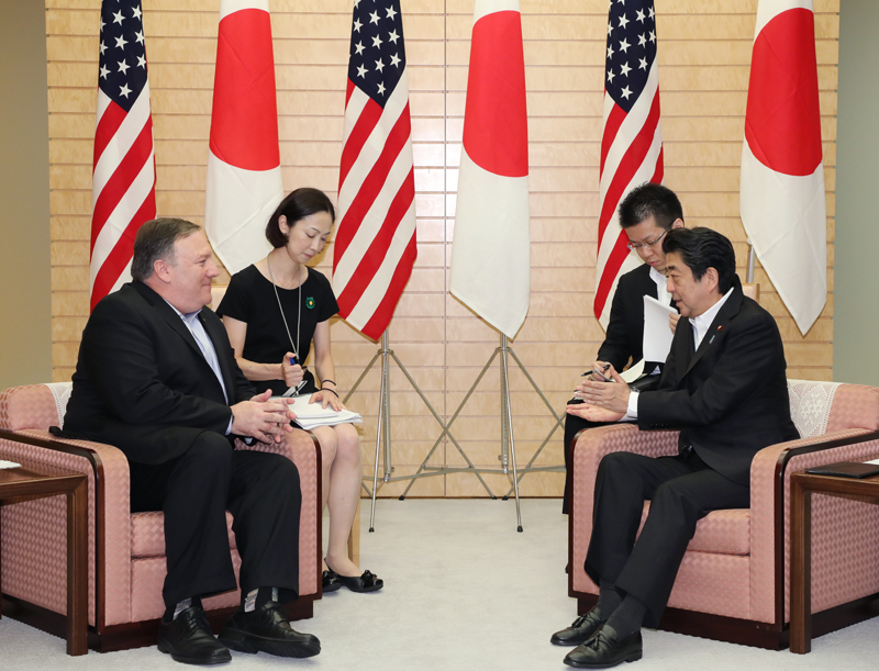 安倍总理在总理大臣官邸接受了美利坚合众国国务卿迈克·蓬佩奥的拜会。