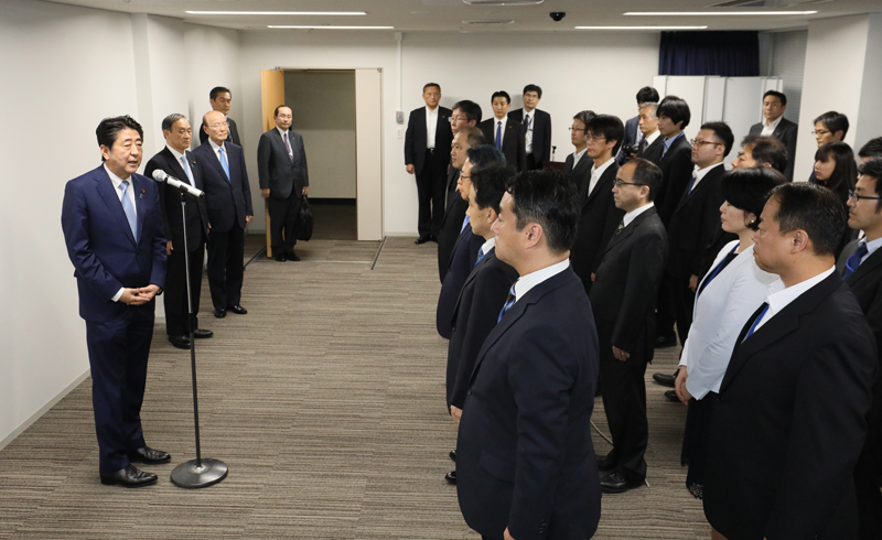 安倍总理举行了皇位继承仪式事务局挂牌仪式并对职员作了训示。