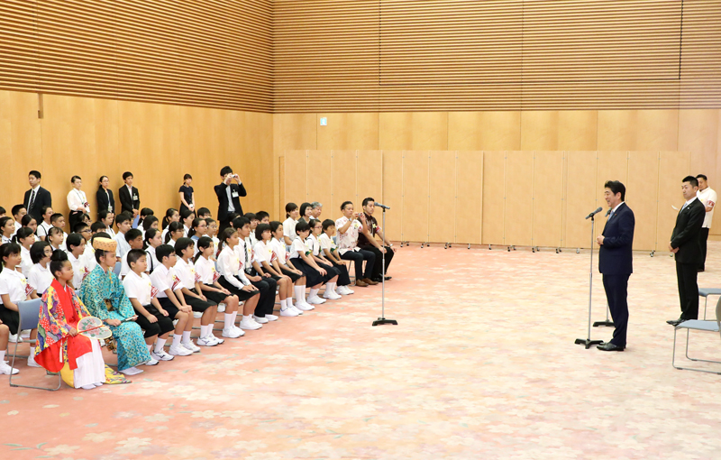 安倍总理在总理大臣官邸接受了第57届冲绳小记者团和第35届函馆小记者团的拜访。