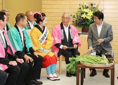 安倍总理在总理大臣官邸接受了静冈县河津町长岸重宏等的拜访。