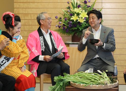 安倍总理在总理大臣官邸接受了静冈县河津町长岸重宏等的拜访。