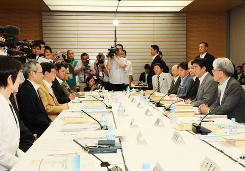 安倍总理在总理大臣官邸召开了第43次教育再生实行会议。