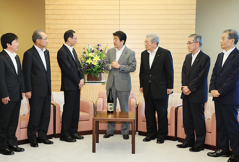 安倍总理在总理大臣官邸接受了“创造好工作”产业博览会执行委员会的拜访。