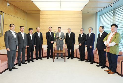 安倍总理在总理大臣官邸接受了“创造好工作”产业博览会执行委员会的拜访。