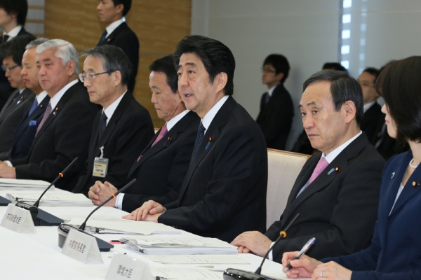 安倍总理在总理大臣官邸召开了第6次原子能防灾会议。